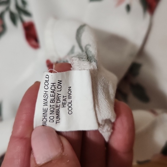 Kendall and Kylie crop floral lace up vneck blouse size medium - Picture 9 of 9